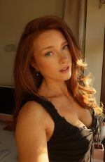 PHOEBE GINGER - Instagram Photos 01/10/2026