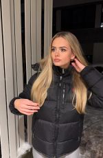 SARA CRUMBLELEG - Instagram Photos 01/04/2026