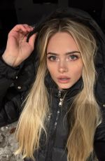 SARA CRUMBLELEG - Instagram Photos 01/04/2026