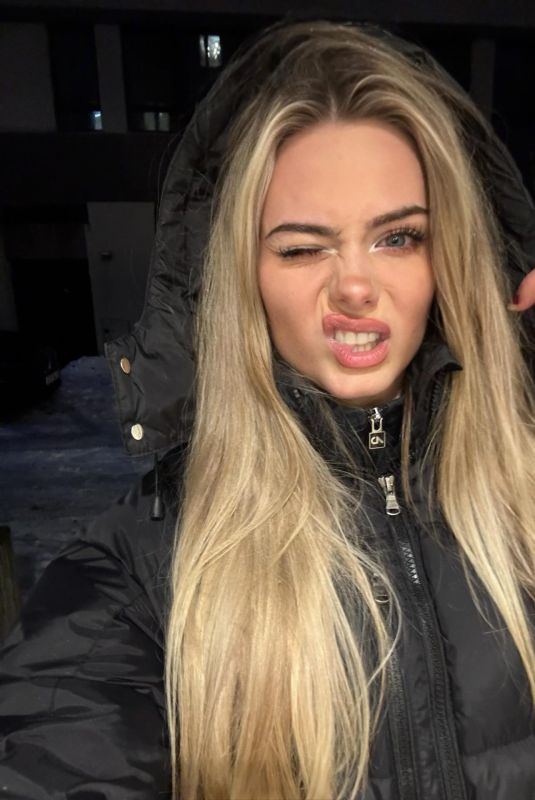 SARA CRUMBLELEG - Instagram Photos 01/04/2026