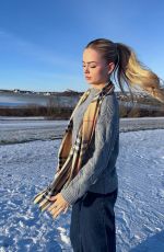SARA CRUMBLELEG - Instagram Photos 01/12/2026