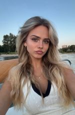 SARA CRUMBLELEG - Instagram Photos 01/16/2026