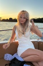 SARA CRUMBLELEG - Instagram Photos 01/16/2026