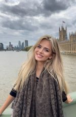 SARA CRUMBLELEG - Instagram Photos 01/20/2026