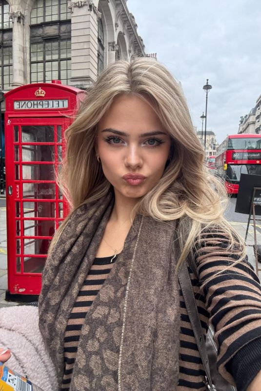 SARA CRUMBLELEG - Instagram Photos 01/20/2026