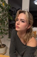 SARA CRUMBLELEG - Instagram Photos 01/29/2026