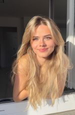 SARA CRUMBLELEG - Instagram Photos 01/29/2026