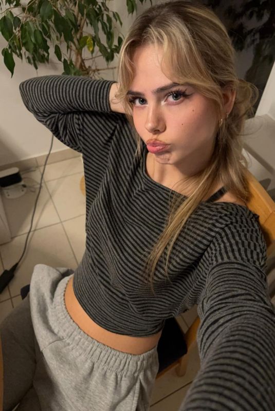 SARA CRUMBLELEG - Instagram Photos 01/29/2026