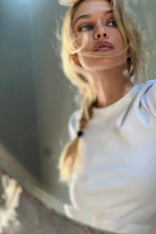 STELLA MAXWELL - Instagram Photos 01/22/2026