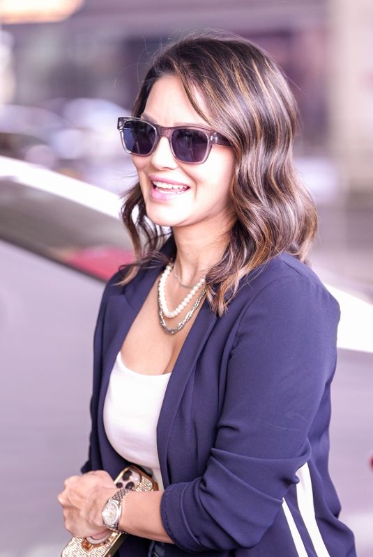 SUNNY LEONE Departing from Mumbai Airport 01/24/2026