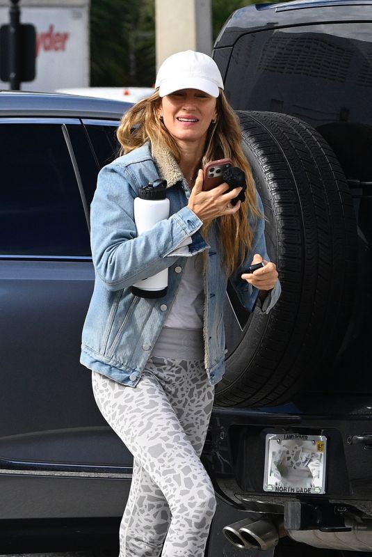 GISELE BUNDCHEN Heading to a Pilates Class in Miami 02/04/2026
