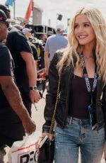 LINDSAY BREWER - Instagram Photos 02/19/2026