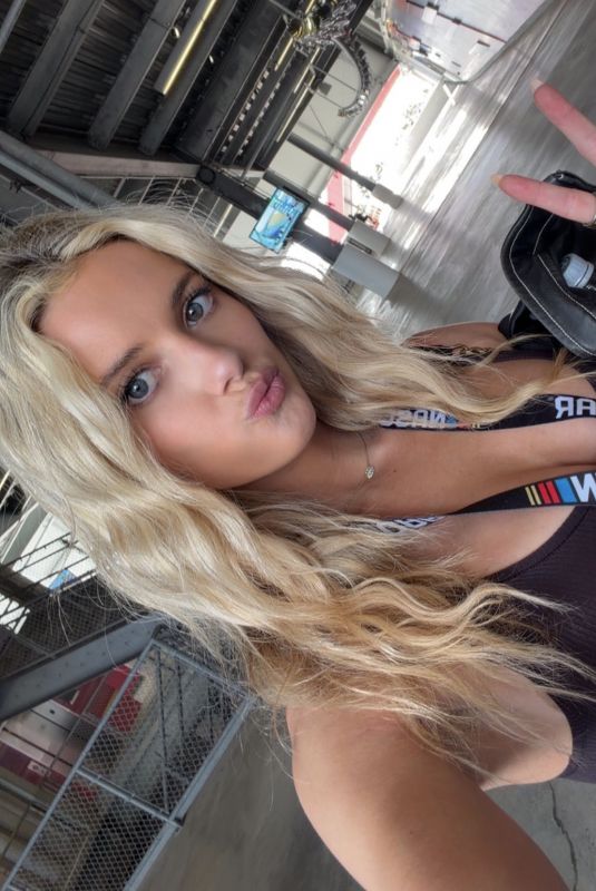 LINDSAY BREWER - Instagram Photos 02/19/2026