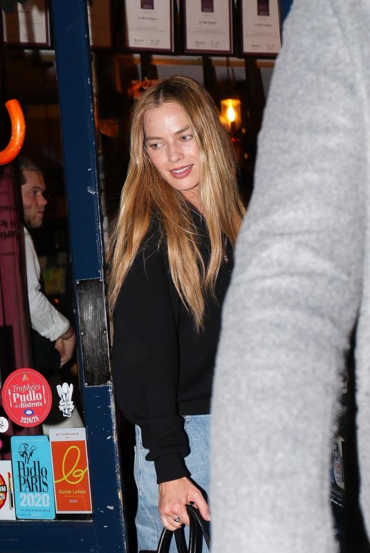 MARGOT ROBBIE Night Out in Paris 02/01/2026