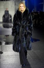 ROSIE HUNTINGTON-WHITELEY at Burberry SS 2026 Runway SHow at London Fashion Week 02/23/2026