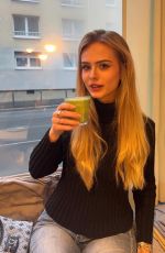 SARA CRUMBLELEG - Instagram Photos 01/31/2026