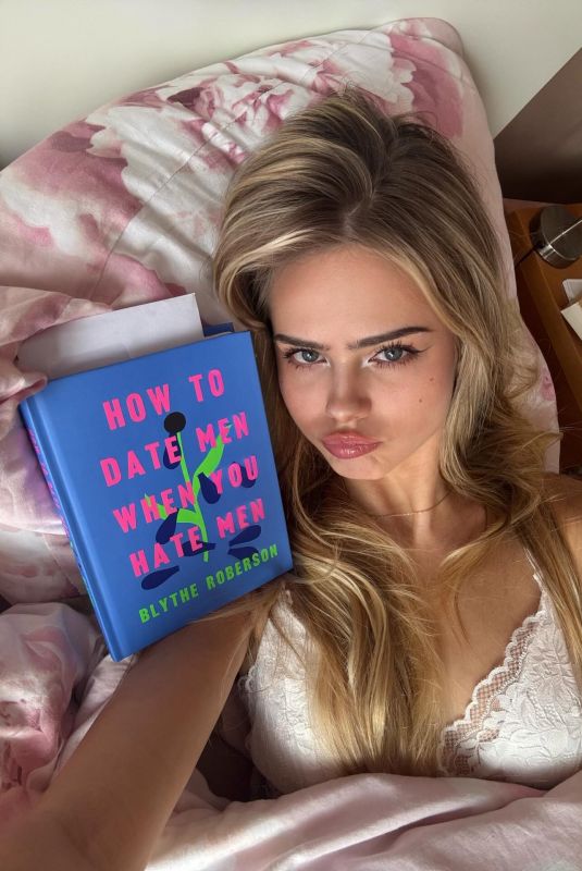 SARA CRUMBLELEG - Instagram Photos 01/31/2026