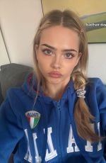 SARA CRUMBLELEG - Instagram Photos 02/04/2026