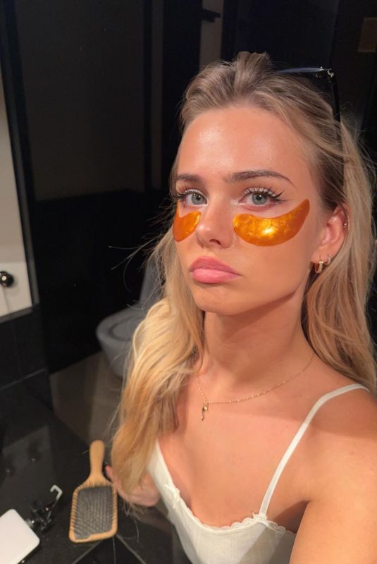 SARA CRUMBLELEG - Instagram Photos 02/13/2026