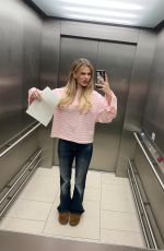 SARA CRUMBLELEG - Instagram Photos 02/16/2026