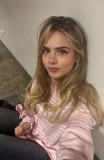 SARA CRUMBLELEG - Instagram Photos 02/16/2026
