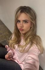SARA CRUMBLELEG - Instagram Photos 02/16/2026