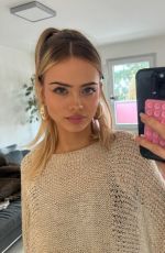 SARA CRUMBLELEG - Instagram Photos 02/20/2026