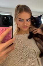 SARA CRUMBLELEG - Instagram Photos 02/21/2026