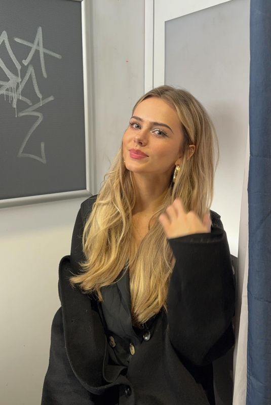 SARA CRUMBLELEG - Instagram Photos 02/26/2026