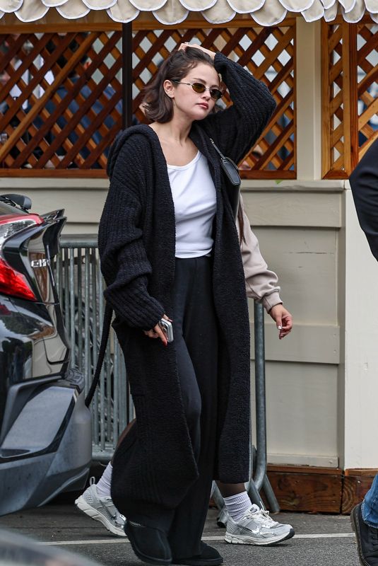 SELENA GOMEZ Out for Sunday Brunch with Friends and Family at Max and Helen’s in Los Angeles 02/15/2026