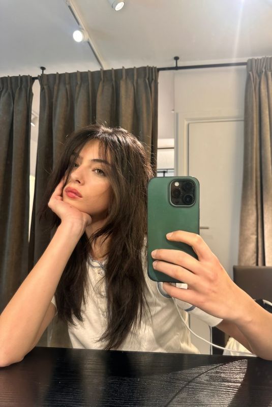 DEVA CASSEL - Instagram Photos 03/03/2026