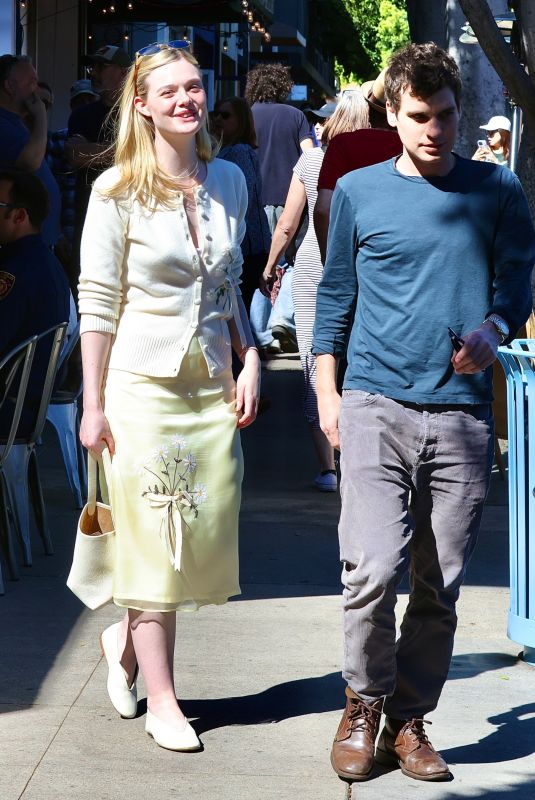 ELLE and DAKOTA FANNING Out for Lunch at Jon & Vinny