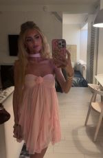 IZZY DARNELL - Instagram Photos 03/29/2026