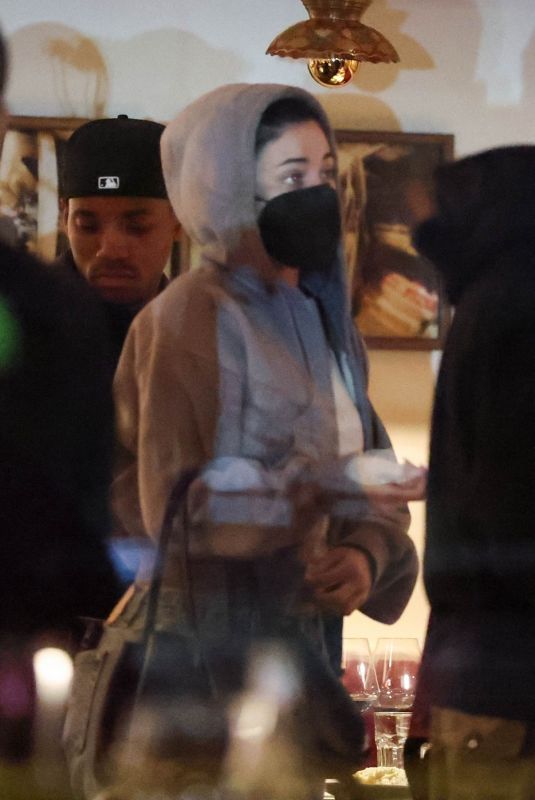 KYLIE JENNER Grabbing Dinner with Firiends in Los Angeles 03/04/2026
