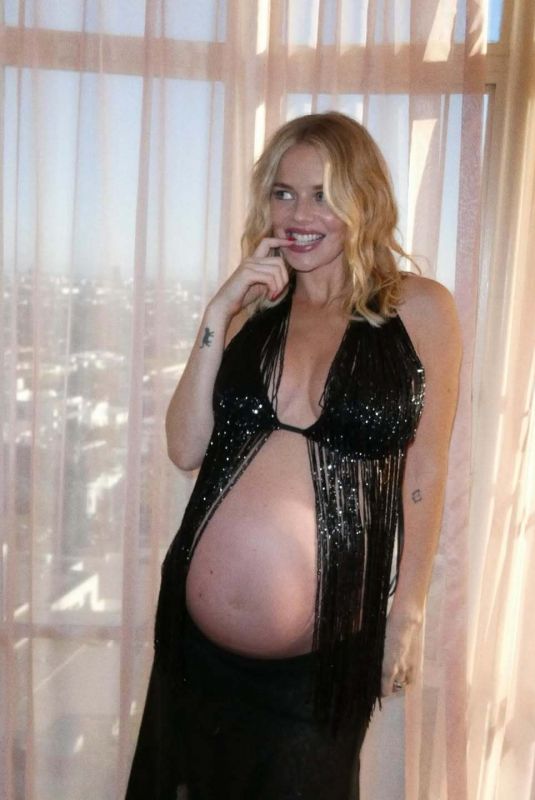 Pregnant SAMARA WEAVING - Instagram Photos 03/12/2026