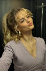 SARA CRUMBLELEG - Instagram Photos 03/05/2026