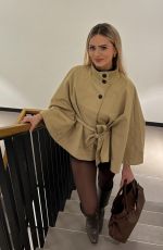 SARA CRUMBLELEG - Instagram Photos 03/05/2026