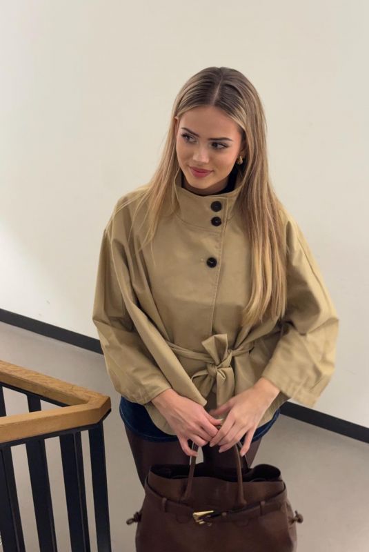 SARA CRUMBLELEG - Instagram Photos 03/05/2026