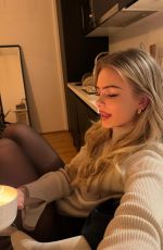 SARA CRUMBLELEG - Instagram Photos 03/13/2026