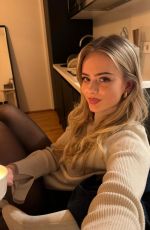 SARA CRUMBLELEG - Instagram Photos 03/13/2026