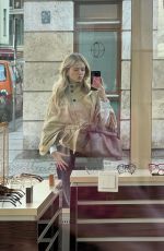 SARA CRUMBLELEG - Instagram Photos 03/18/2026