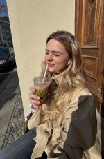 SARA CRUMBLELEG - Instagram Photos 03/18/2026