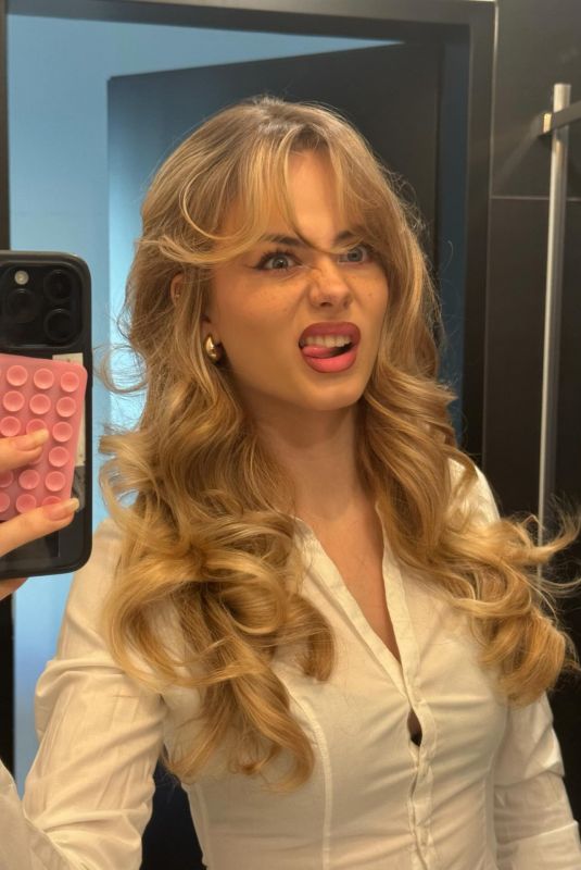 SARA CRUMBLELEG - Instagram Photos 03/18/2026
