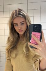 SARA CRUMBLELEG - Instagram Photos 03/27/2026