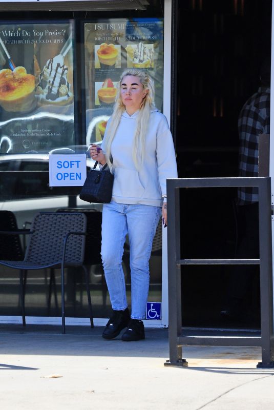 AMANDA BYNES and Zachary Out for Lunch in Los Angeles 04/01/2026