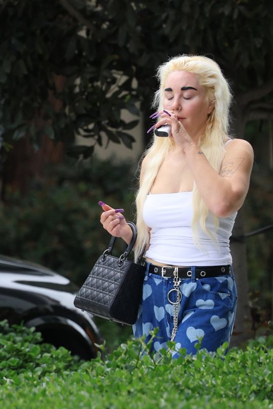 AMANDA BYNES Out for Iced Coffee After Signing a Record Deal in Los Angeles 04/09/2026