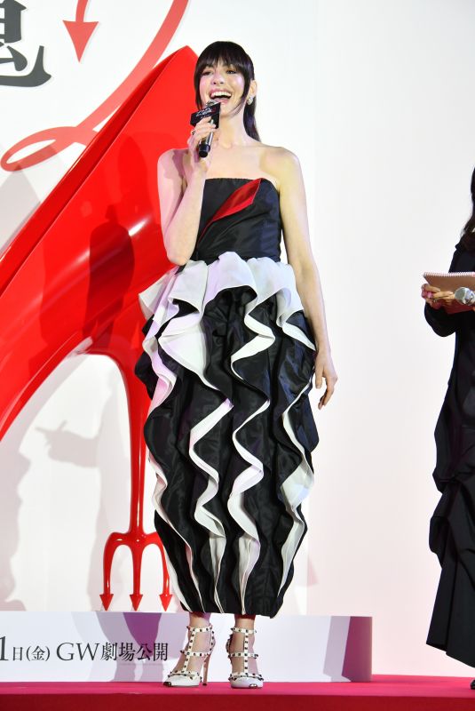 ANNE HATHAWAY at The Devil Wears Prada 2 Red Carpet Fan Event in Tokyo 04/06/2026