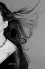 ANNE HATHAWAY in Harper