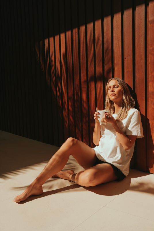 CLAIRE HOLT - Instagram Photos 04/09/2026