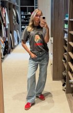 CLAIRE HOLT - Instagram Photos 04/11/2026